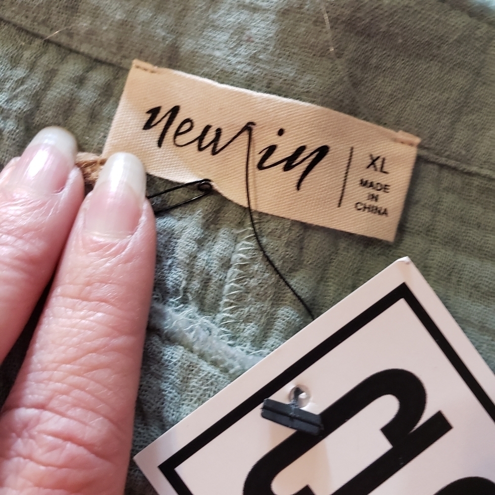 New In Size XL - Picture 4 of 7